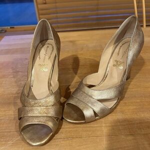 Modern Vintage EUC Sasha gold heels size 7 (EU 37)